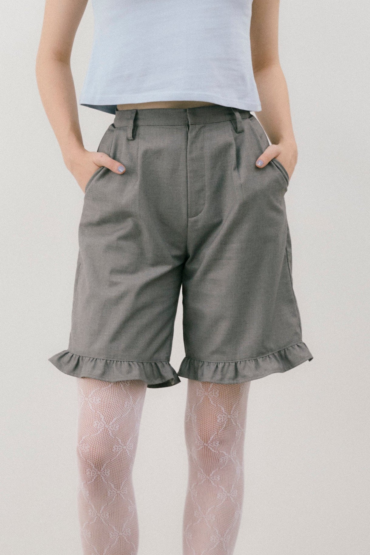 frill tuck half pants