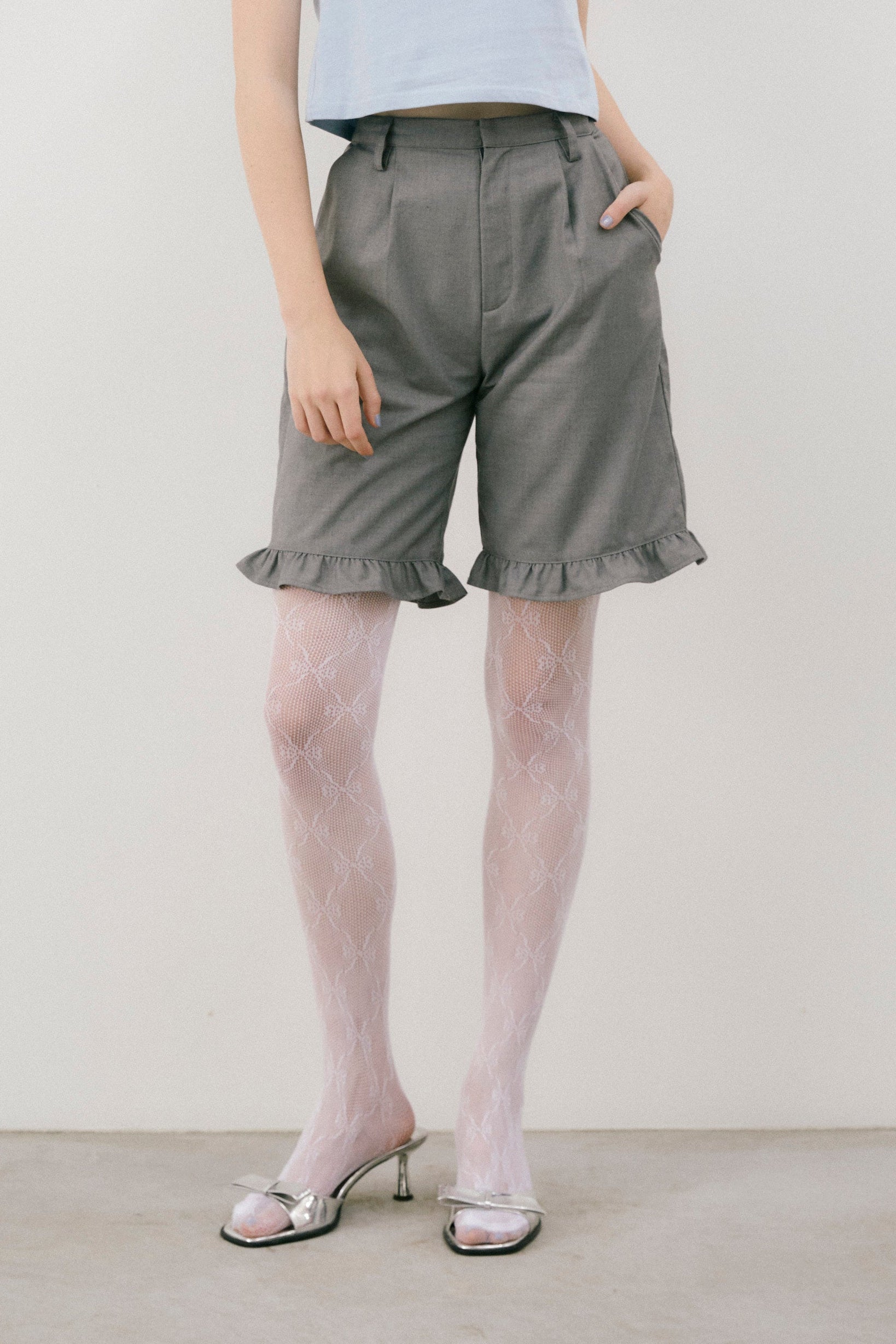 frill tuck half pants