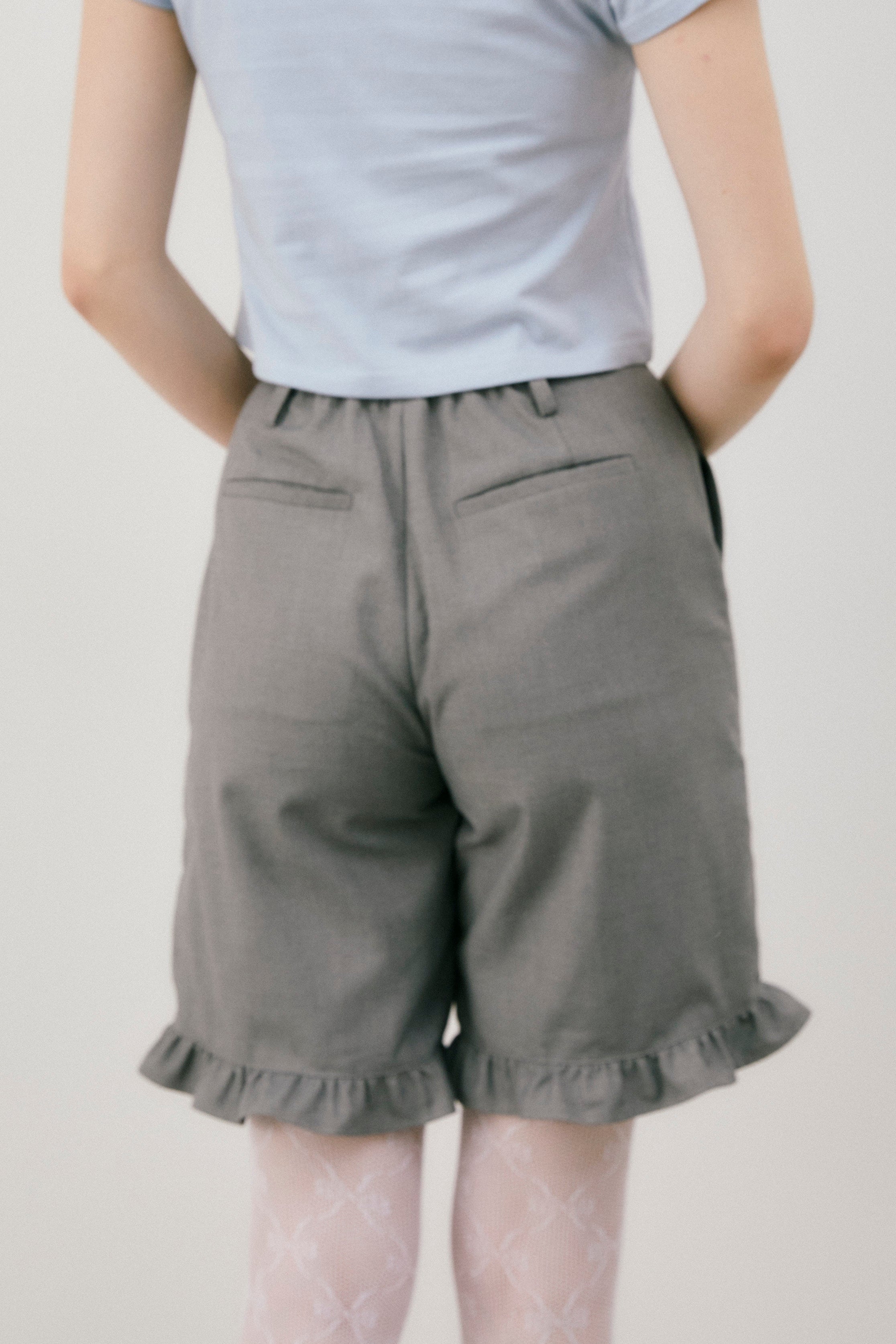 frill tuck half pants
