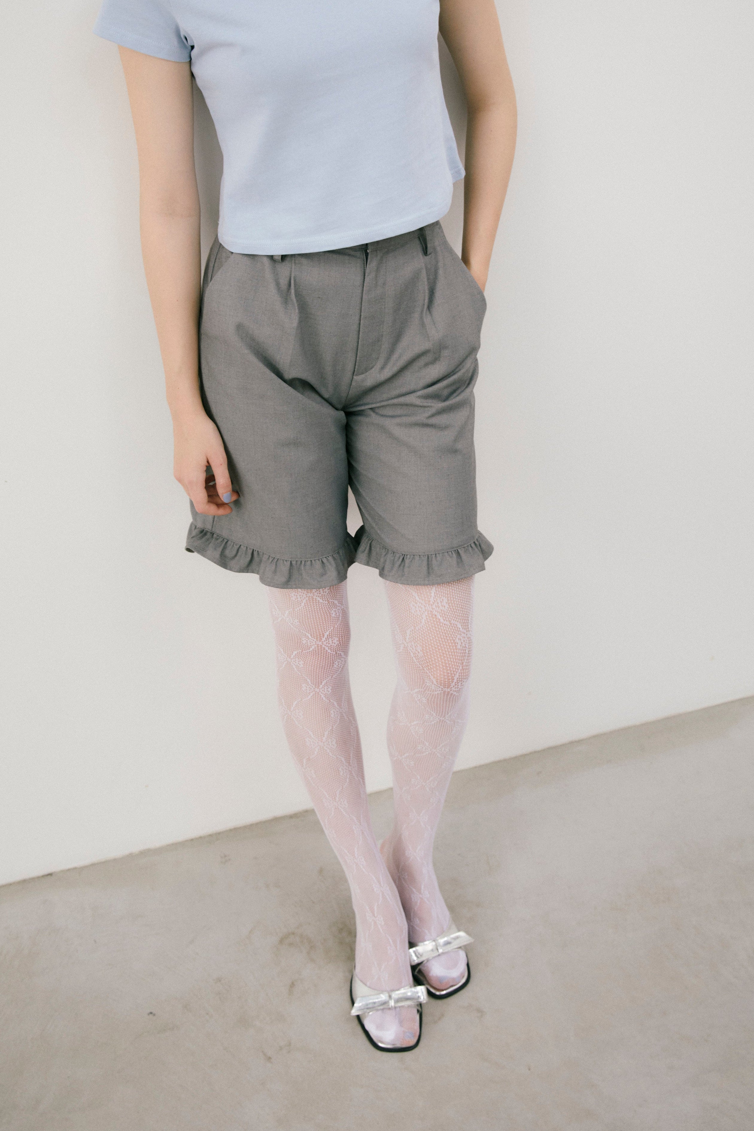 frill tuck half pants