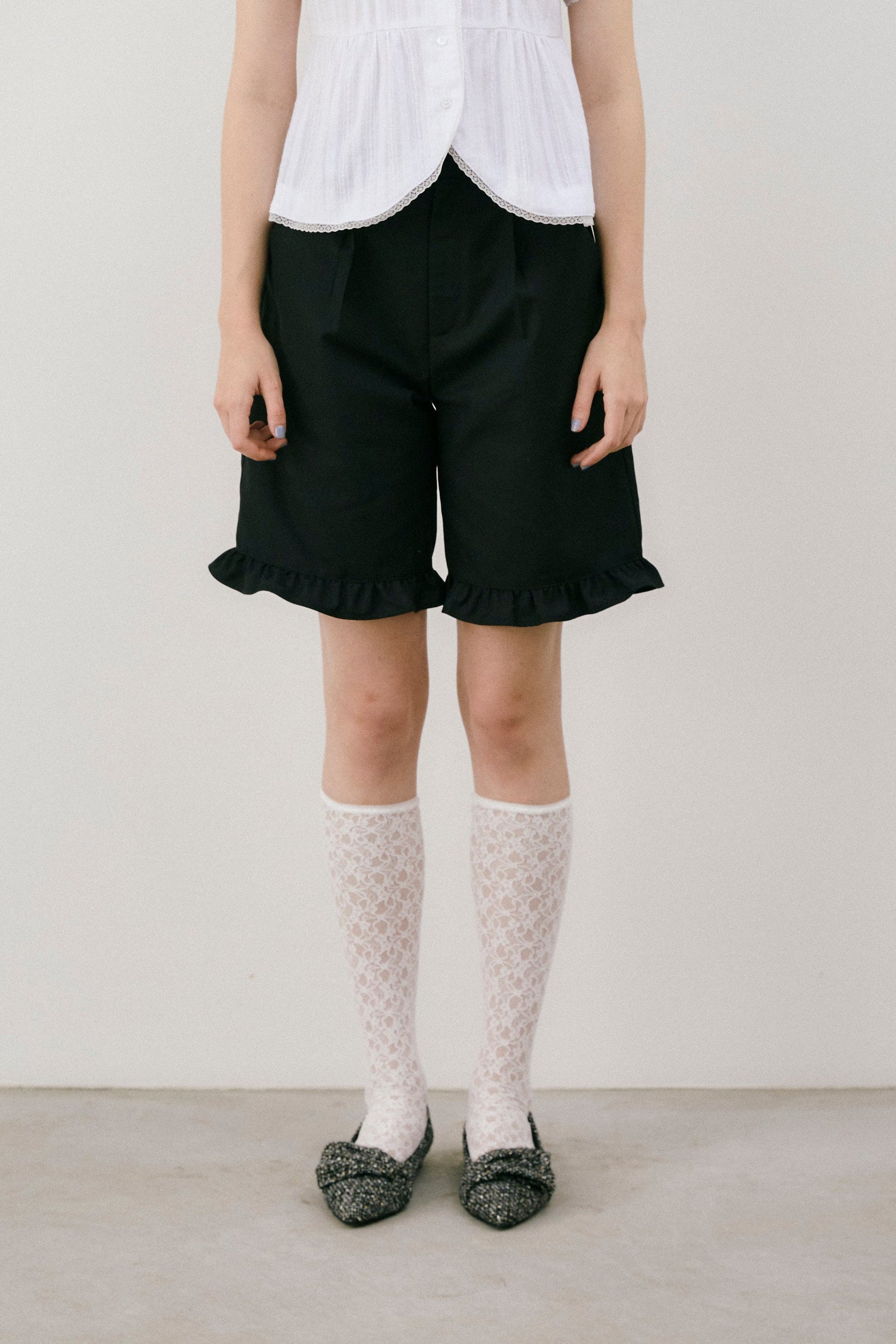 frill tuck half pants
