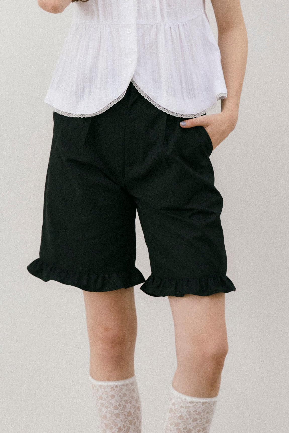 frill tuck half pants