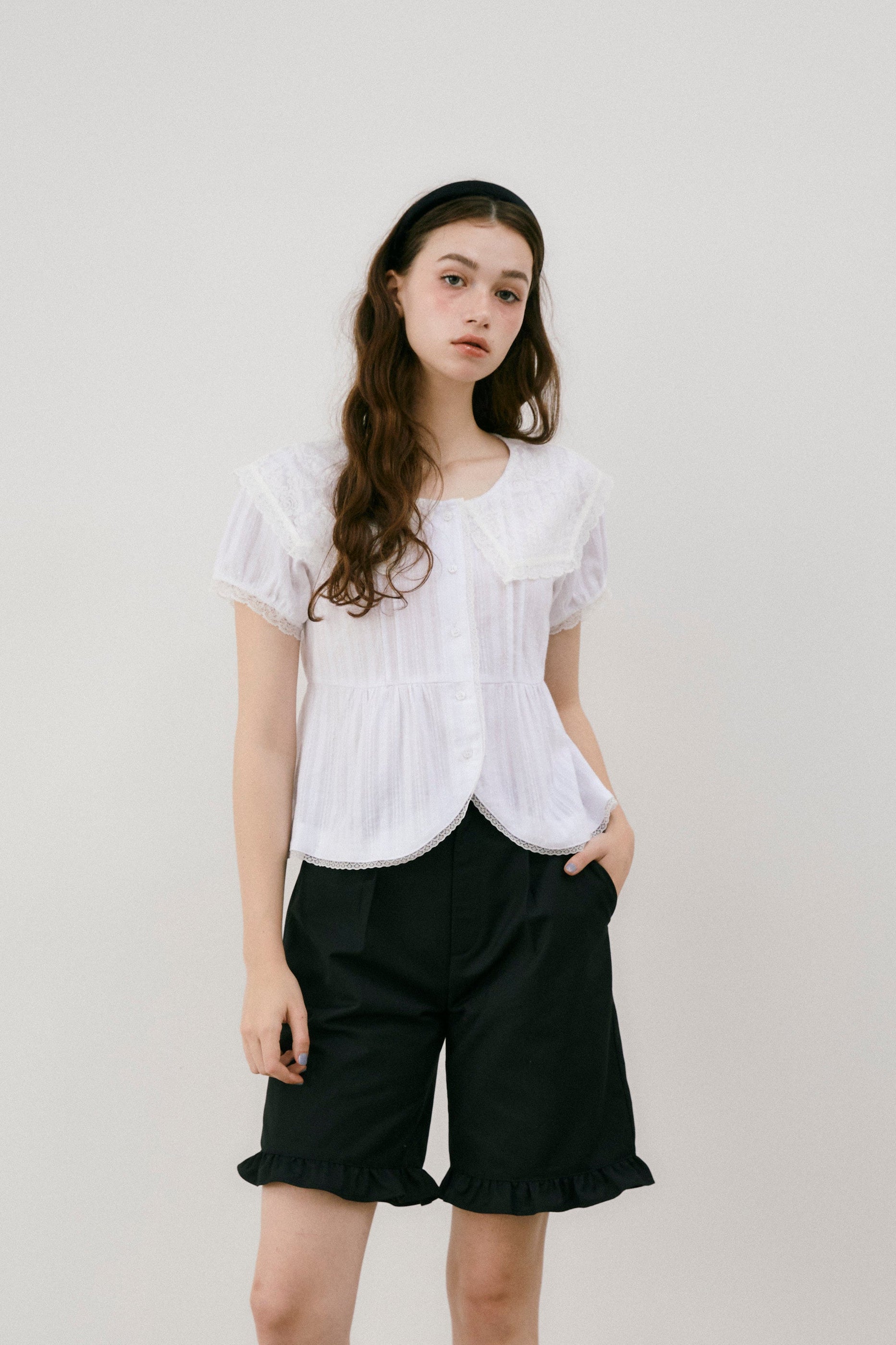 frill tuck half pants