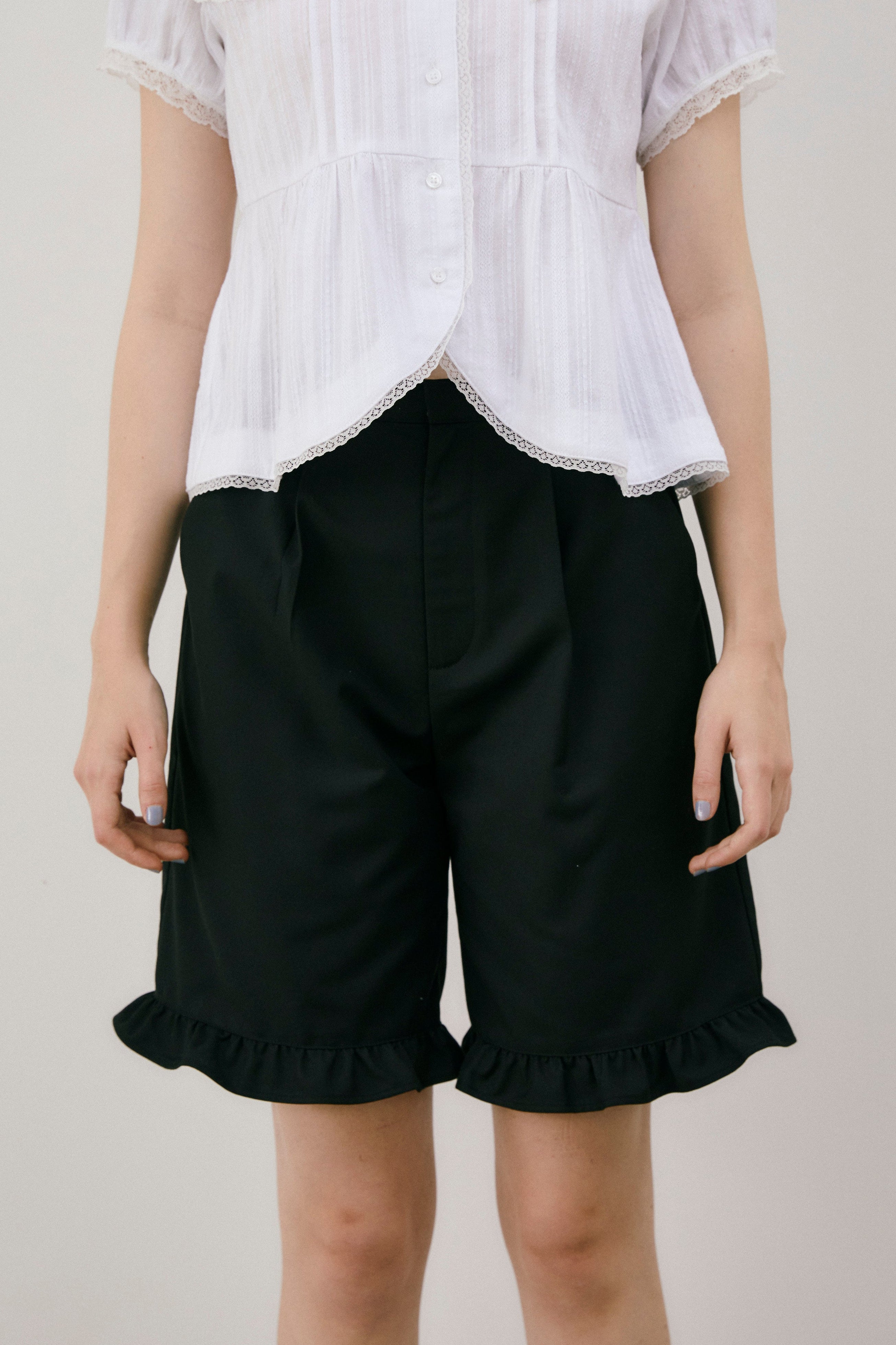 frill tuck half pants