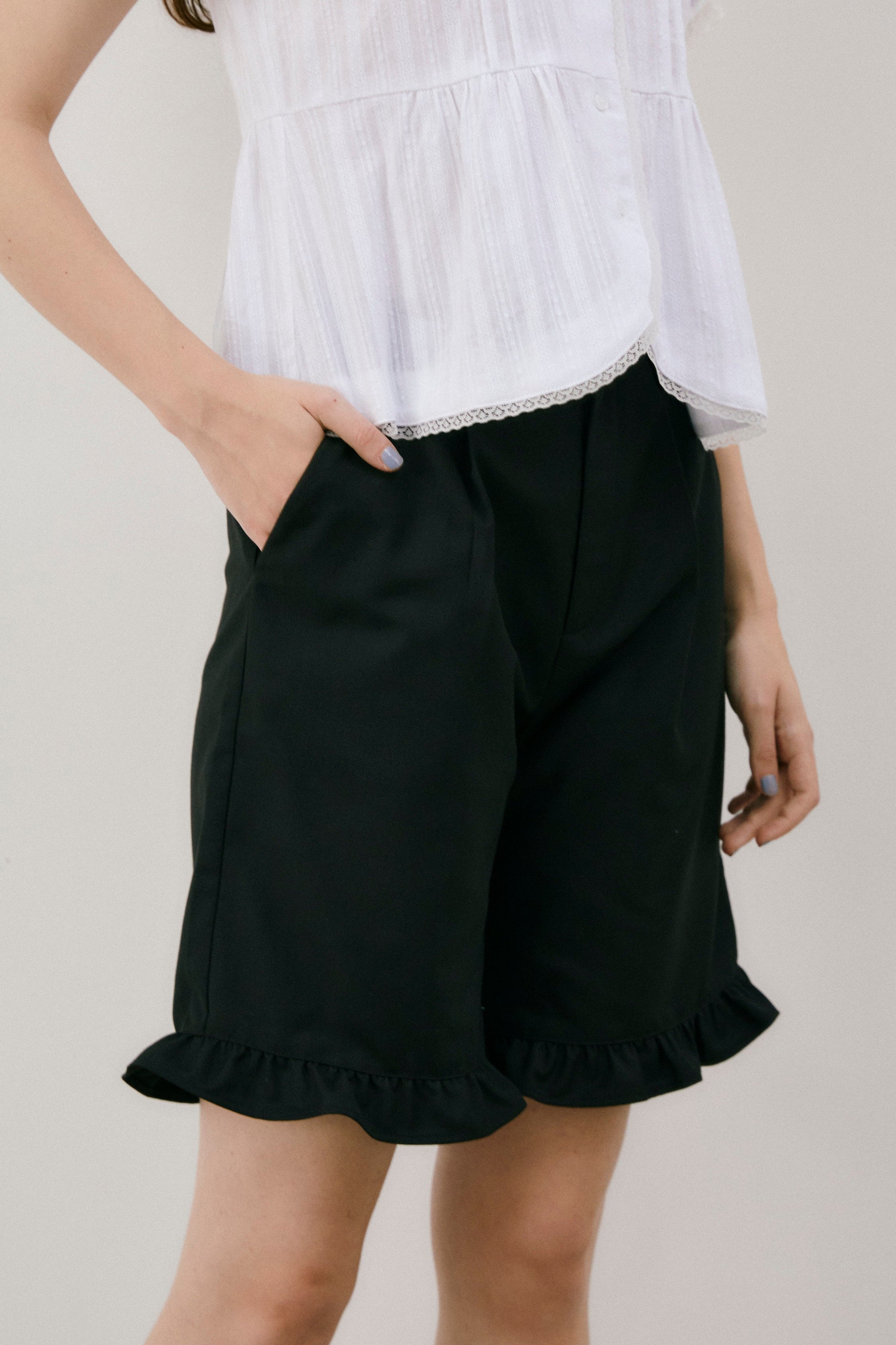 frill tuck half pants