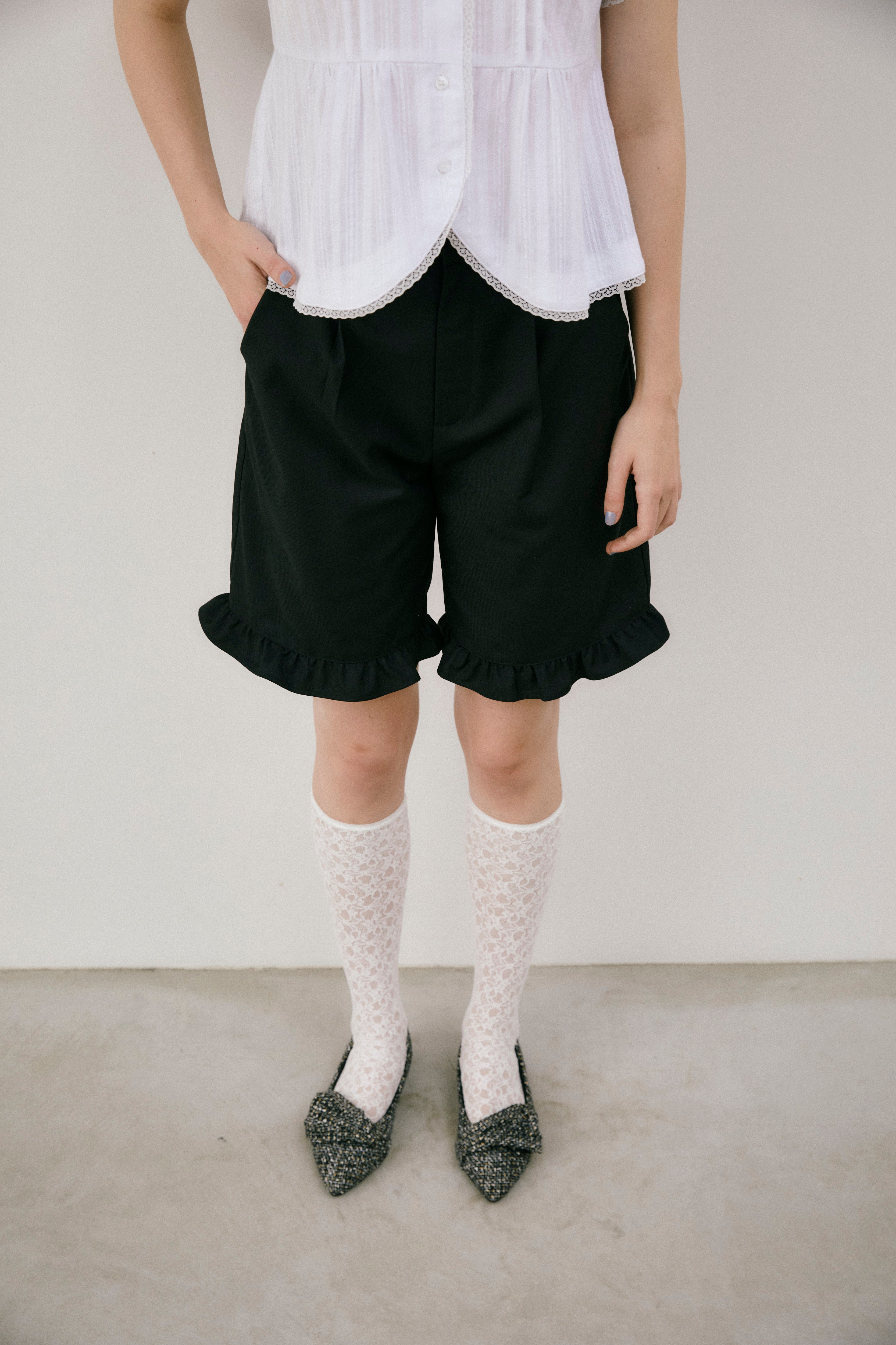 frill tuck half pants