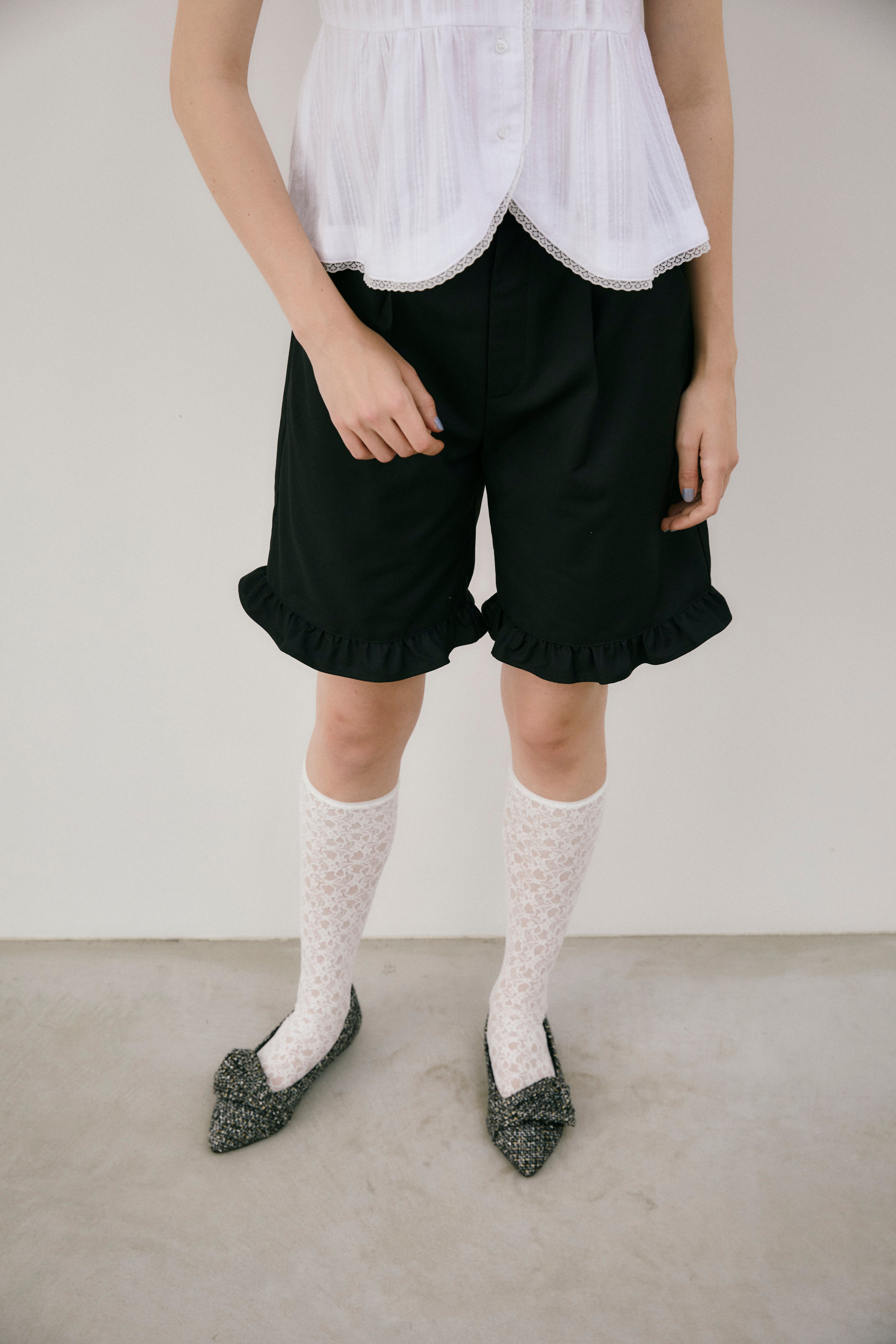 frill tuck half pants