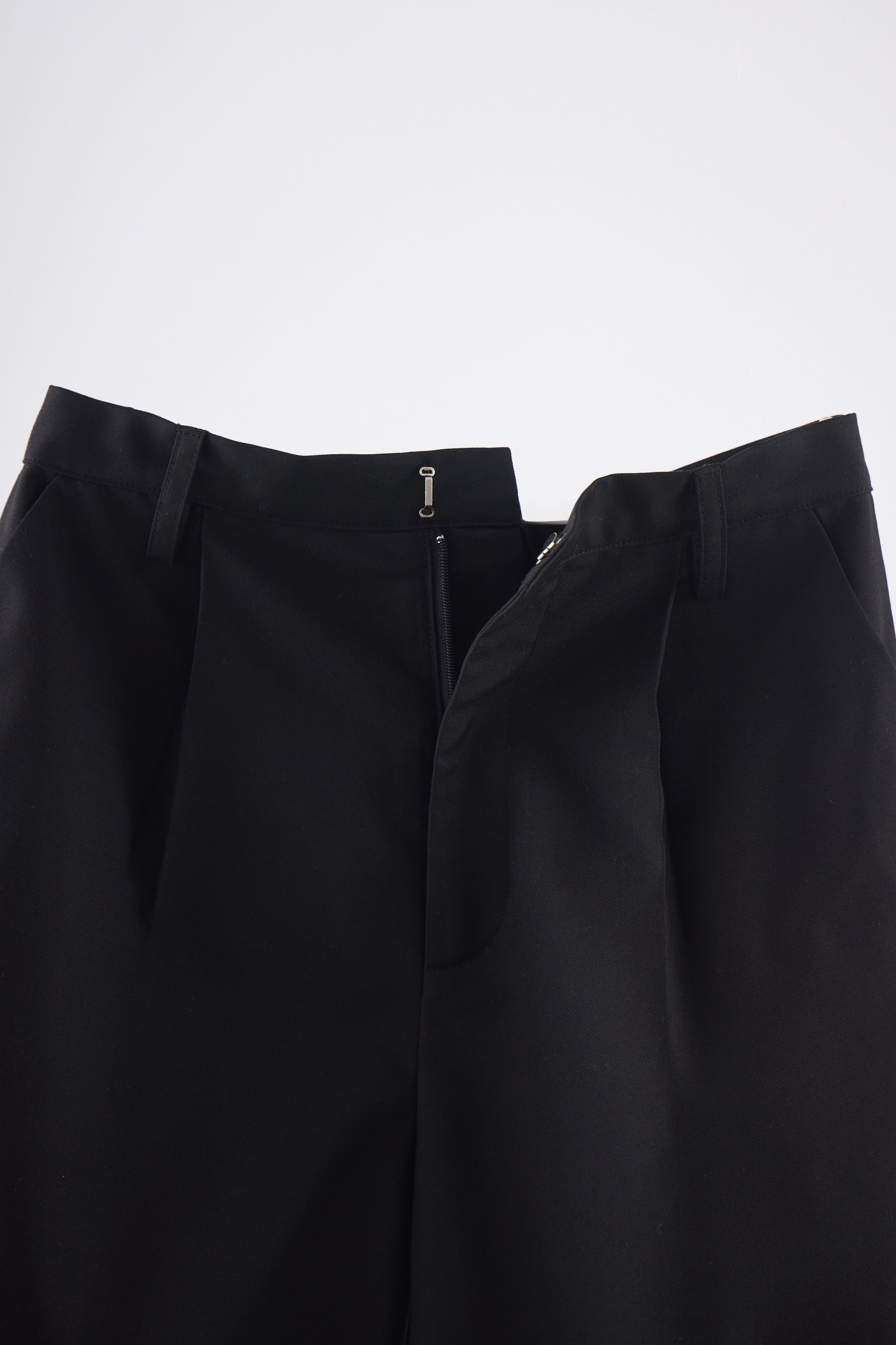 frill tuck half pants