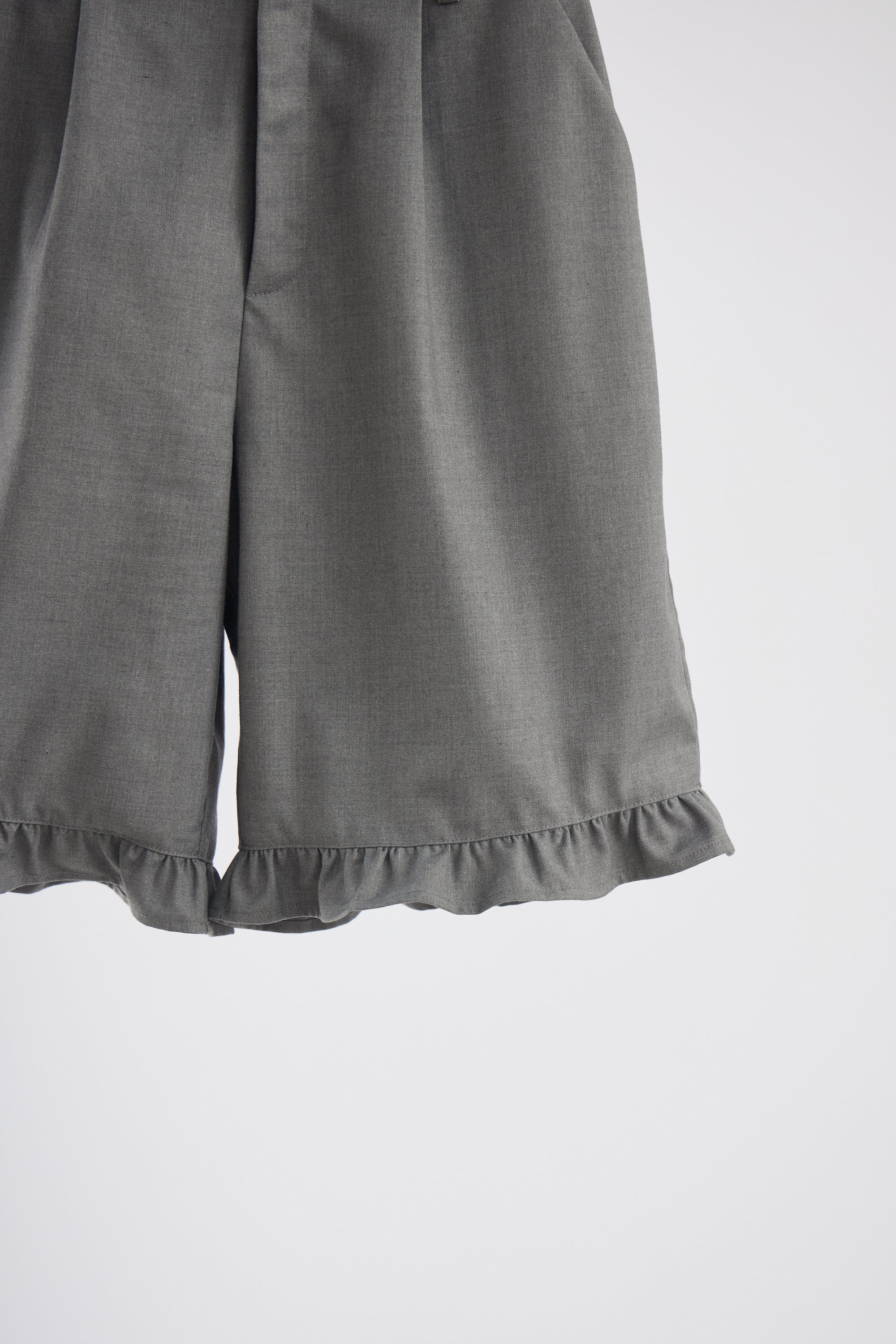 frill tuck half pants
