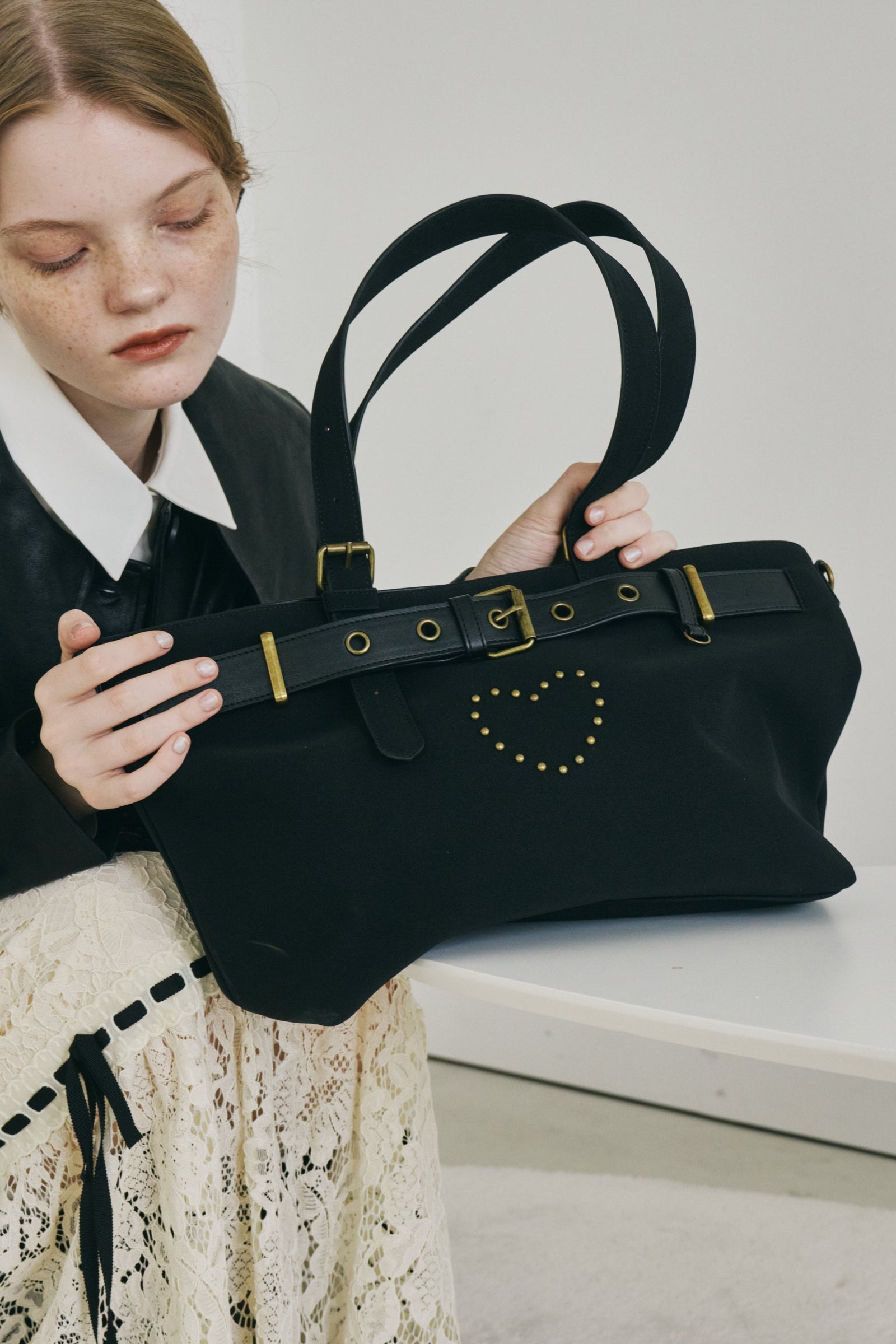 heart × belt suede shoulder bag – idem