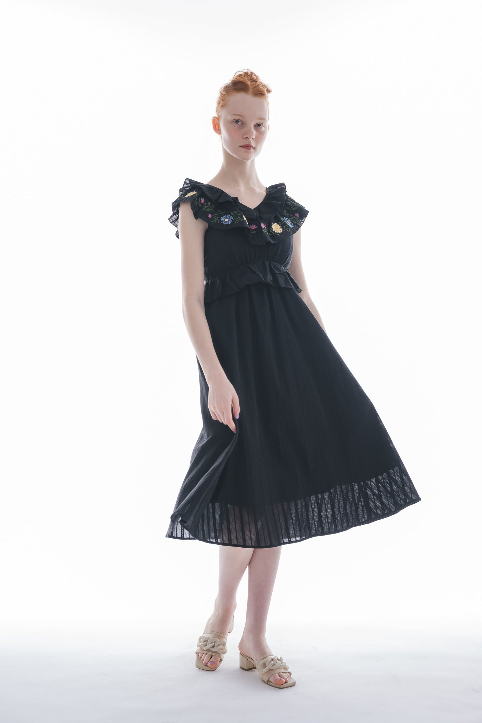 ワンピース dium. Flower embroidery one piece dium. | Flower embroidery one piece 柔らかなホワイト